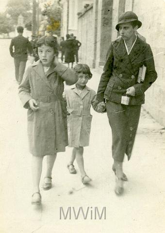 KKE 162.jpg - Helena Orzechowska, z dziećmi swojej przyjaciółki p. Ołtarzewskiej, ul. Szeroka, Krzemieniec  1936 r.